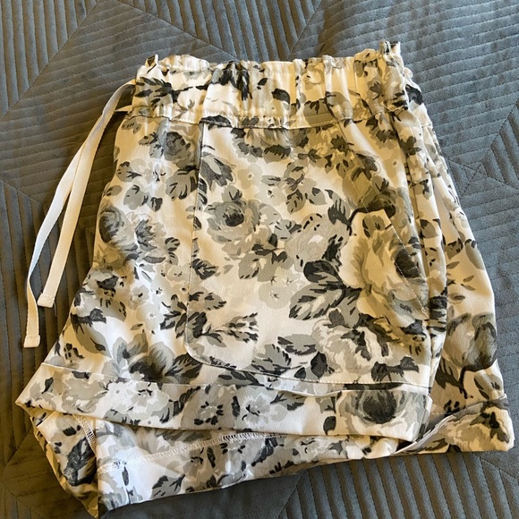 Guess Pants - Guess shorts